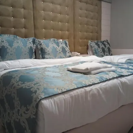 Pelican House Hotel 3*