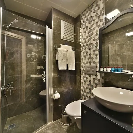Pelican House Hotel 3*