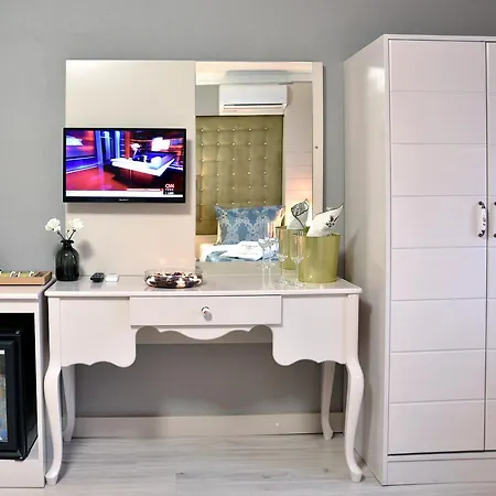 Pelican House Hotel 3*